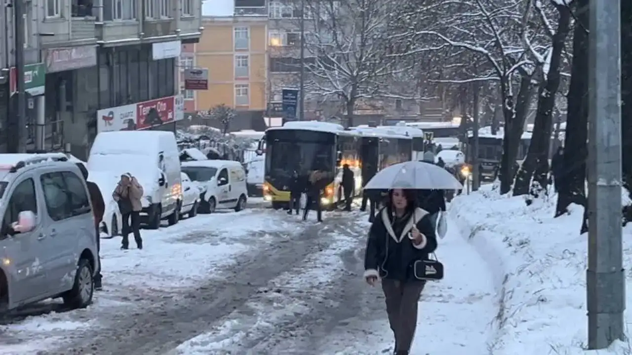 Kar İstanbul’u Teslim Aldı: Valilik Trafik İçin Düğmeye Bastı! 3